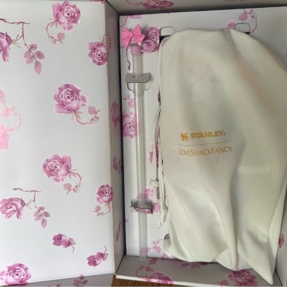 Stanley✨🩷🌸 LoveShackFancy Rose Tumbler - Picture 4 of 6